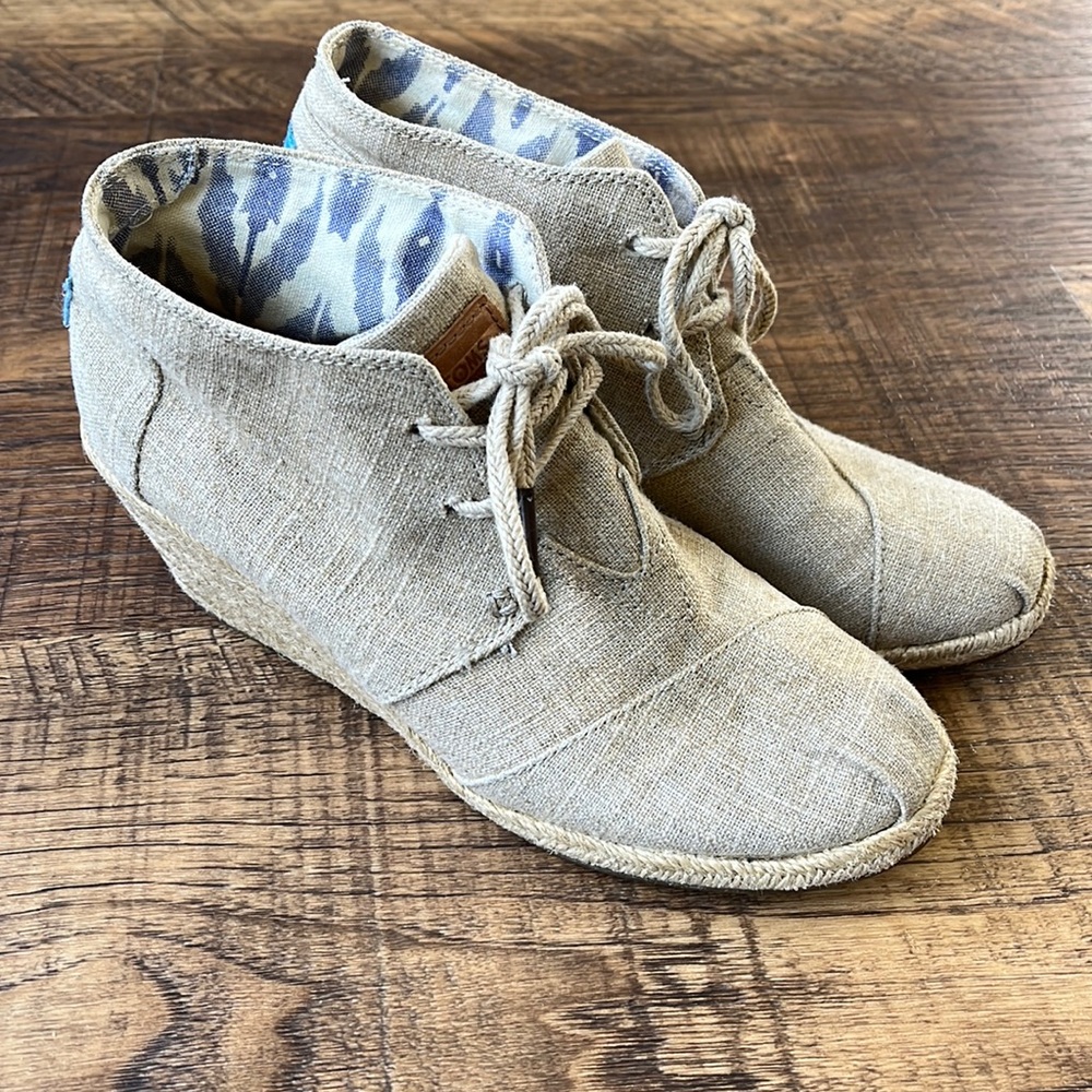 TOMS Burlap Wedge Bootie - SZ 8M